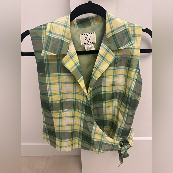 Flirty vintage wraparound sleeveless top - Picture 2 of 2